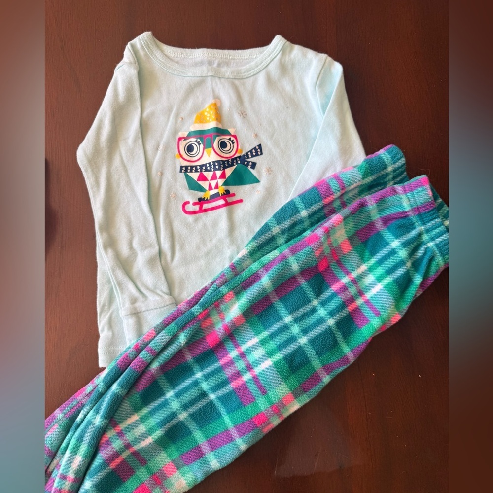 Bundle of girls pajamas 2T-3T - Picture 4 of 4
